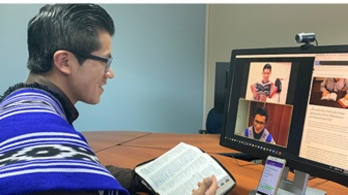 Un testigo de Jehová comparte información bíblica a través de redes sociales.