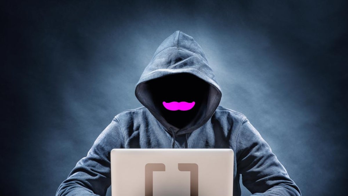 El robo de información desde el teléfono o desde la computadora es muy común, como el hackeo de redes sociales.