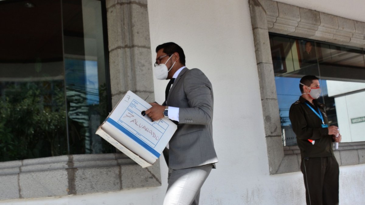 Diligencia. Personal de la Fiscalía llega a la Corte Nacional con el expediente de la investigación del caso.