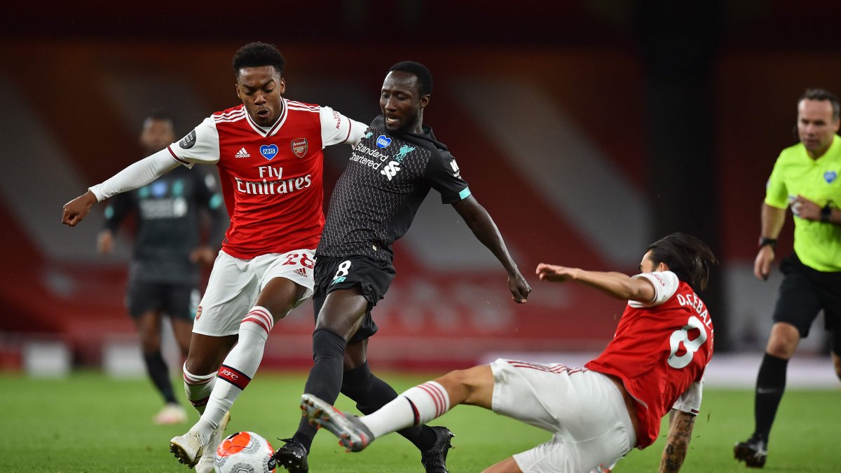 Naby Keita es marcado por Dani Ceballos (derecha) Joe Willock (izquierda) durante el partido de esta tarde en el Emirates Stadium, de Londres.