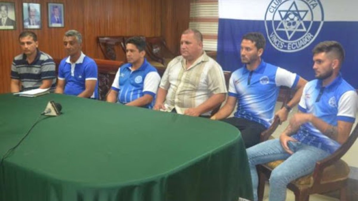 Mendoza (tercero de izquierda a derecha) es presidente de Santa Rita desde 2016.