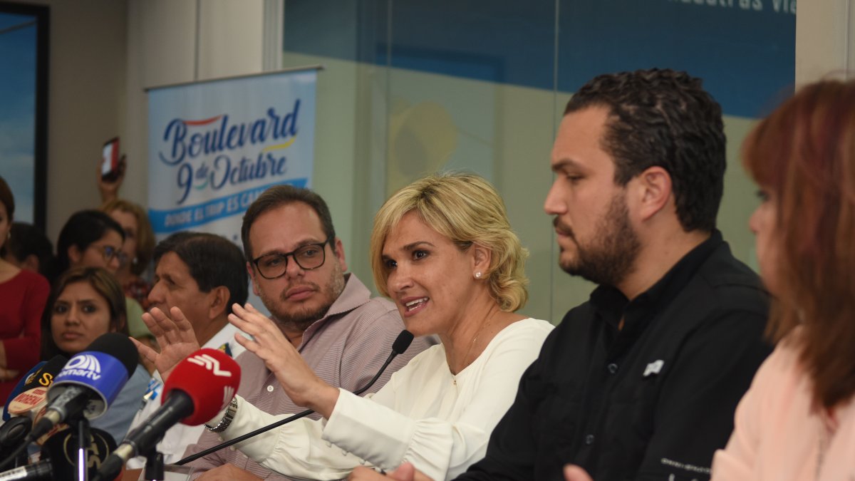Andrés Roche (i) junto con la alcaldesa Cynthia Viteri, en una rueda de prensa.