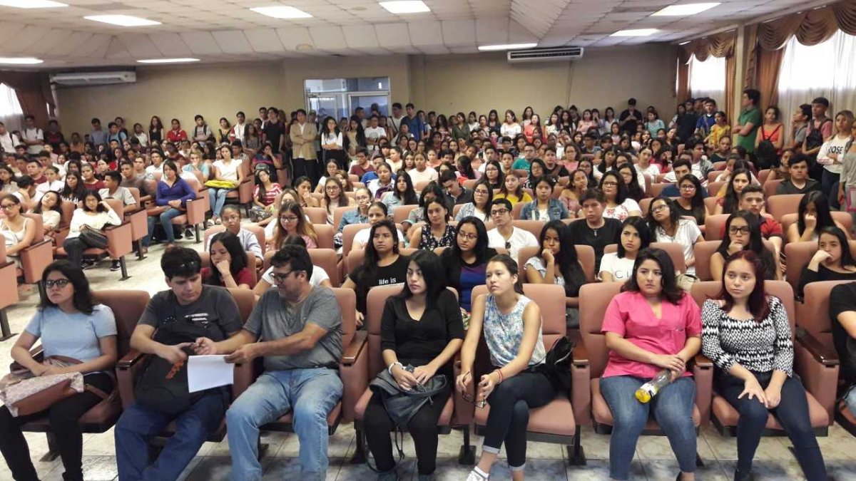 Aspirantes a ingresar a una universidad pública durante un proceso anterior, en una charla de inducción.