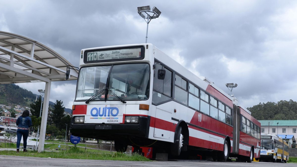 Las unidades del transporte municipal ya ruedan con llantas nuevas.