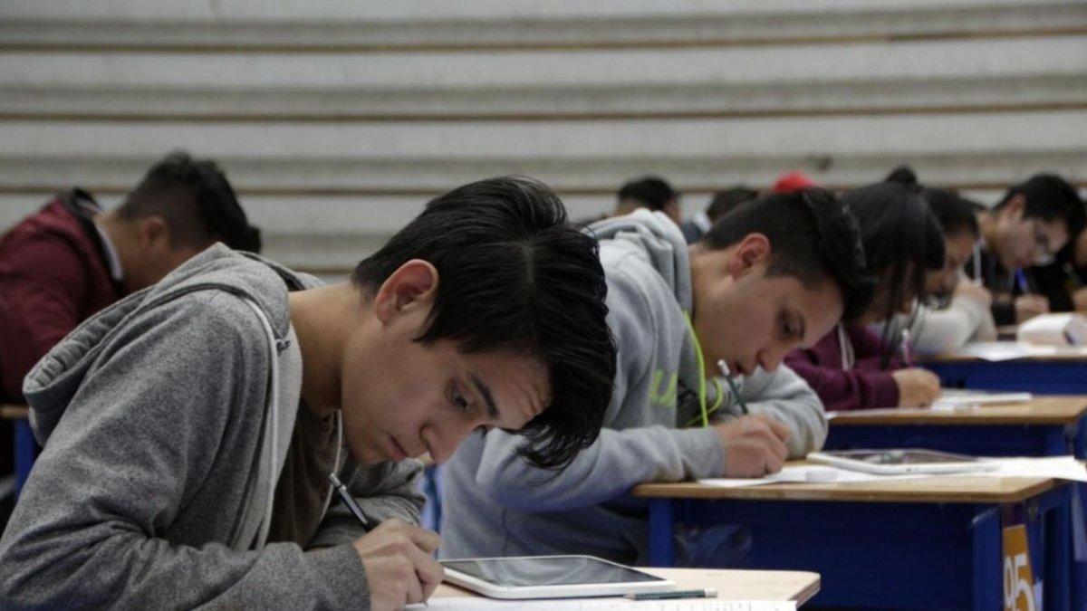 Estudiantes de bachillerato de un colegio del régimen de Sierra durante una evaluación.