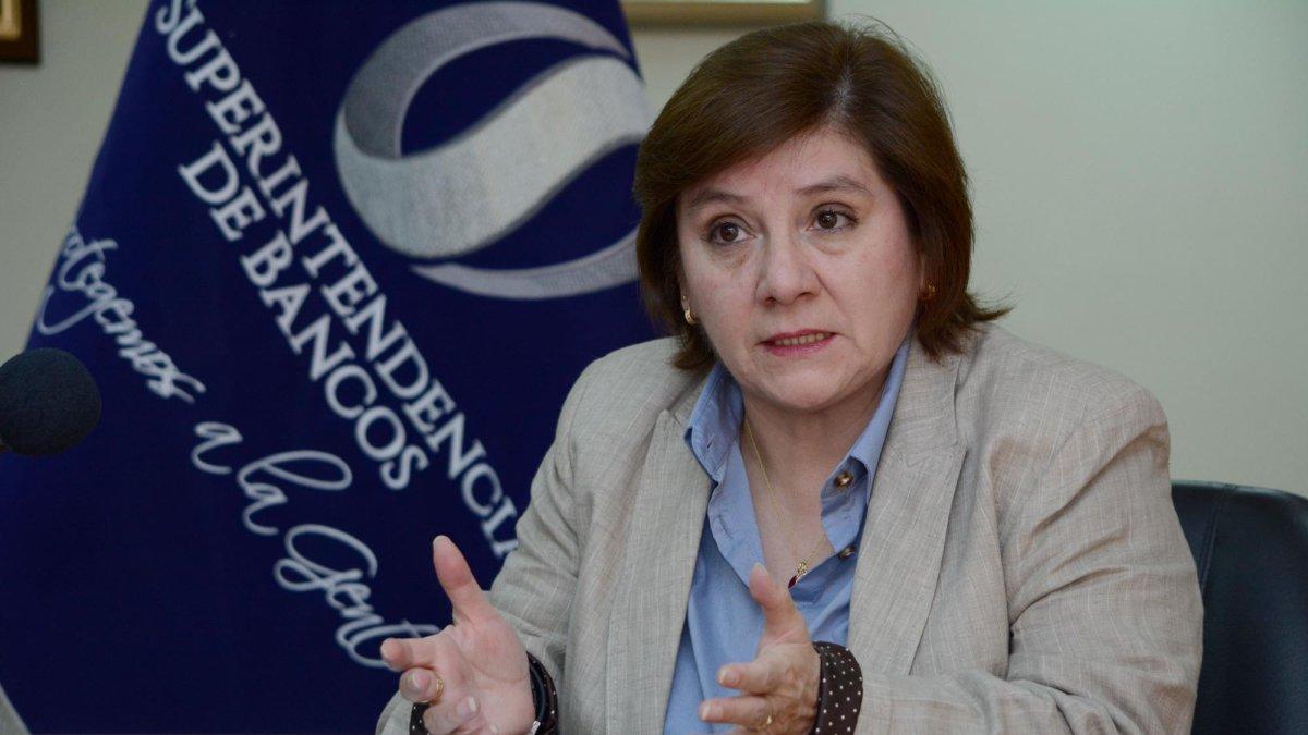 La exsuperintendenta de Bancos enfrenta ocho causales por incumplimiento de funciones
