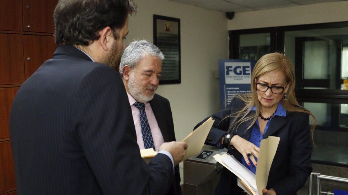 Luis Verdesoto, centro, cuestiona las propuestas que hace el CNE para evitar contagios por coronavirus