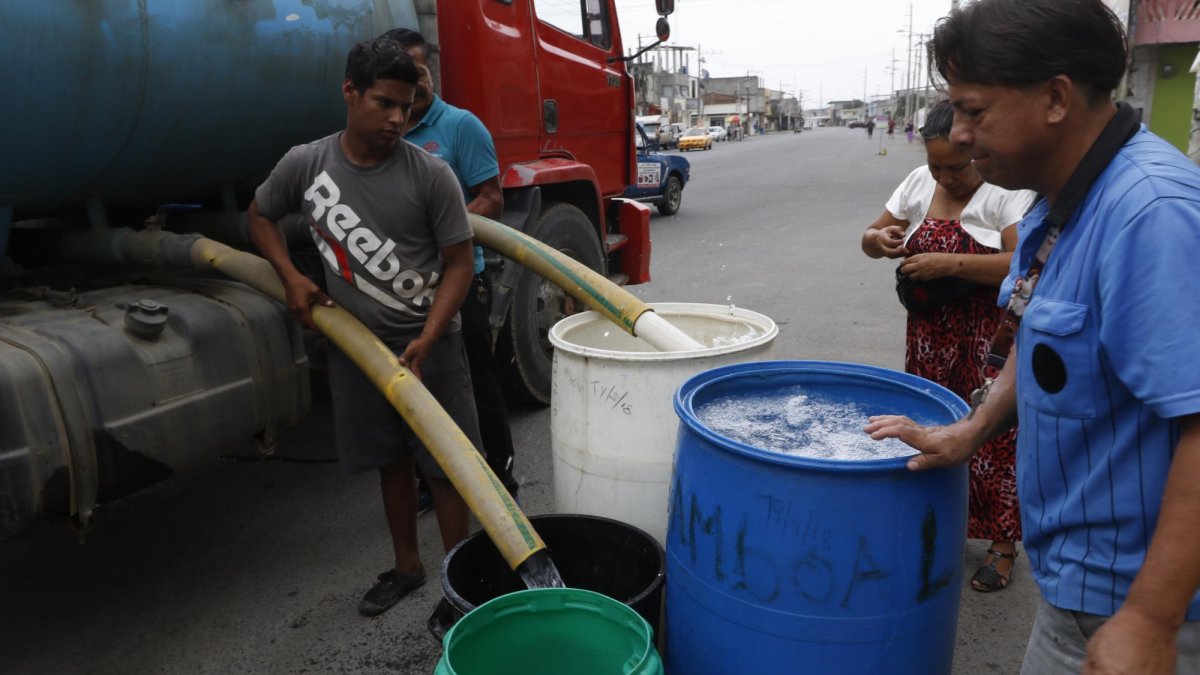 En anteriores cortes de agua los ciudadanos se aseguran de tener el líquido para sus actividades en sus viviendas.