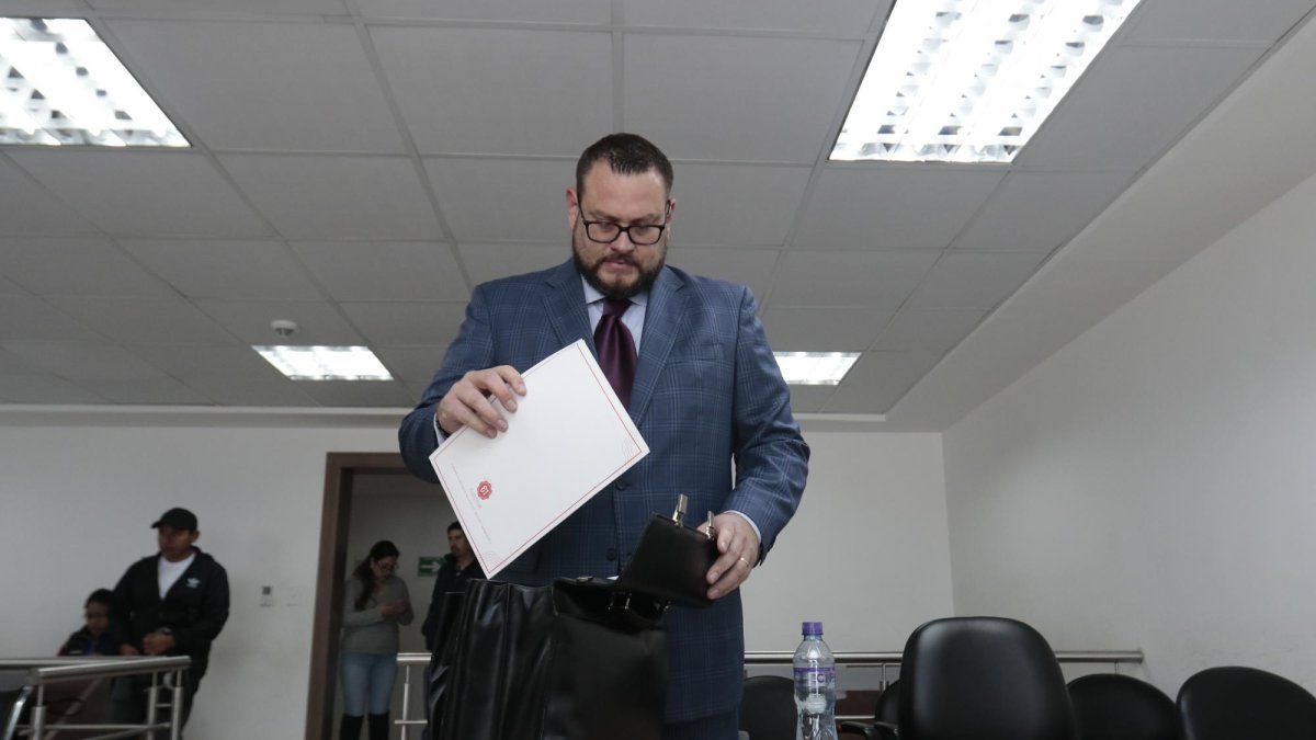 Fernando Yávar, abogado de Erika Tumbaco, acompañó la comparecencia de su defendida ante la Fiscalía, donde rindió su primera versión dentro de la investigación del caso Porsche.