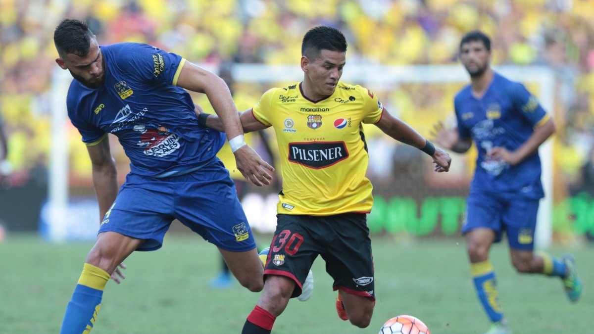 Wacho Vera (d), jugador de Barcelona que actuará como cedido en el cuadro manabita.