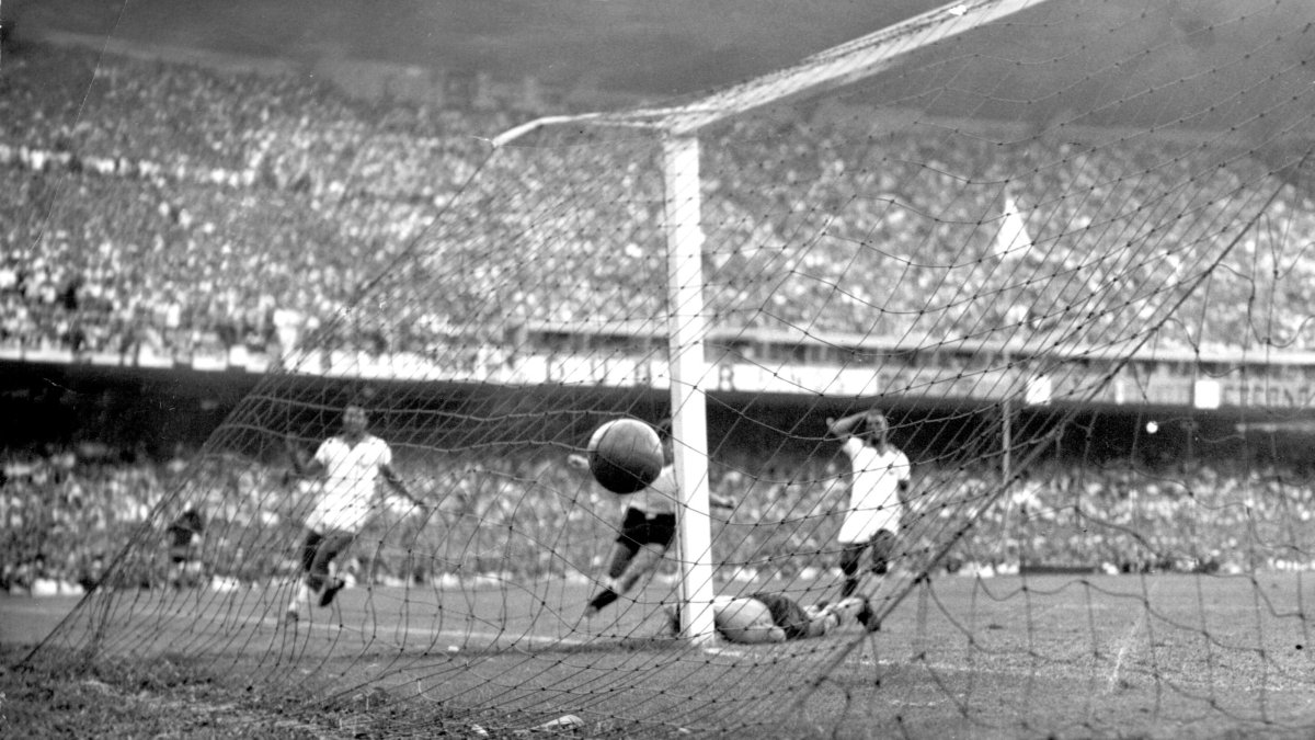 El uruguayo Ghiggia derrota al golero Barbosa, consolidando el sorpresivo triunfo de Uruguay en el recordado Maracanazo.