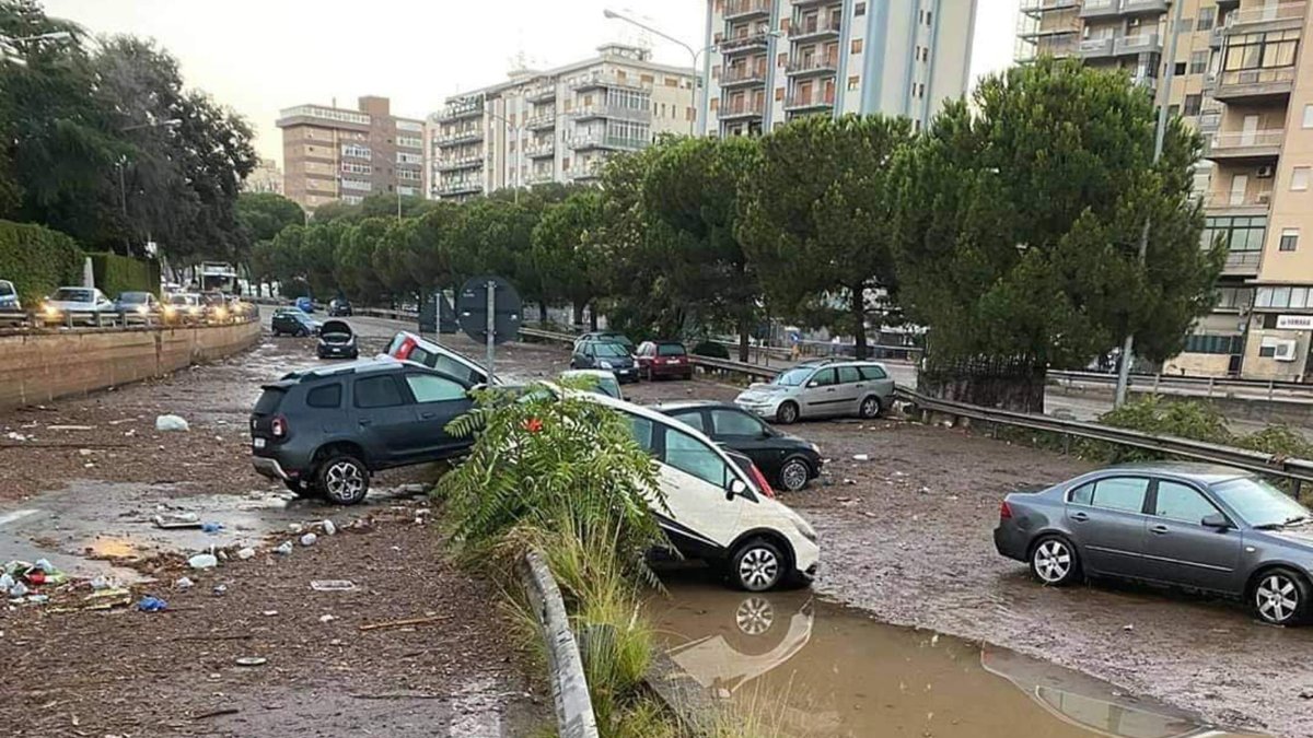 PALERMO. Las inundaciones, causadas por un repentino estallido de lluvia torrencial en esta isla siciliana, causaron daños y una interrupción masiva.
