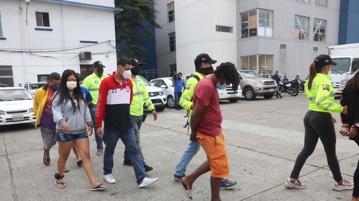 Hecho. Entre los detenidos hay una mujer que poseía un grillete electrónico.