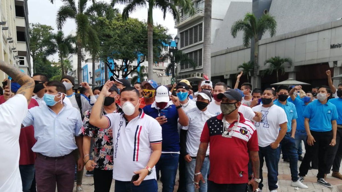 Al pie del Municipio, dueños de centros realizaron un plantón.