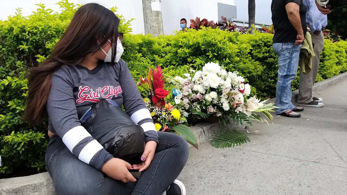 En el exterior de Criminalística, varias familias esperaron la entrega de sus parientes fallecidos.