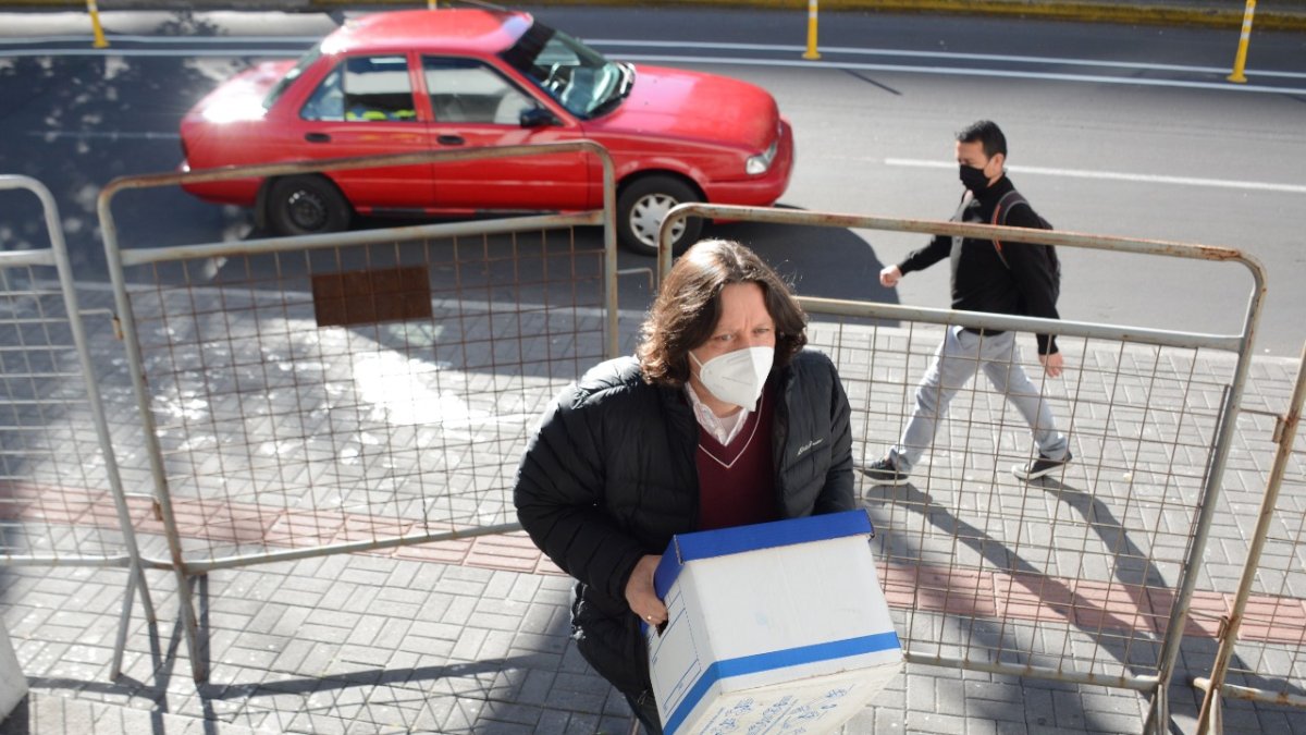 Evidencias. Funcionarios de la Fiscalía trasladan el expediente a la Corte.