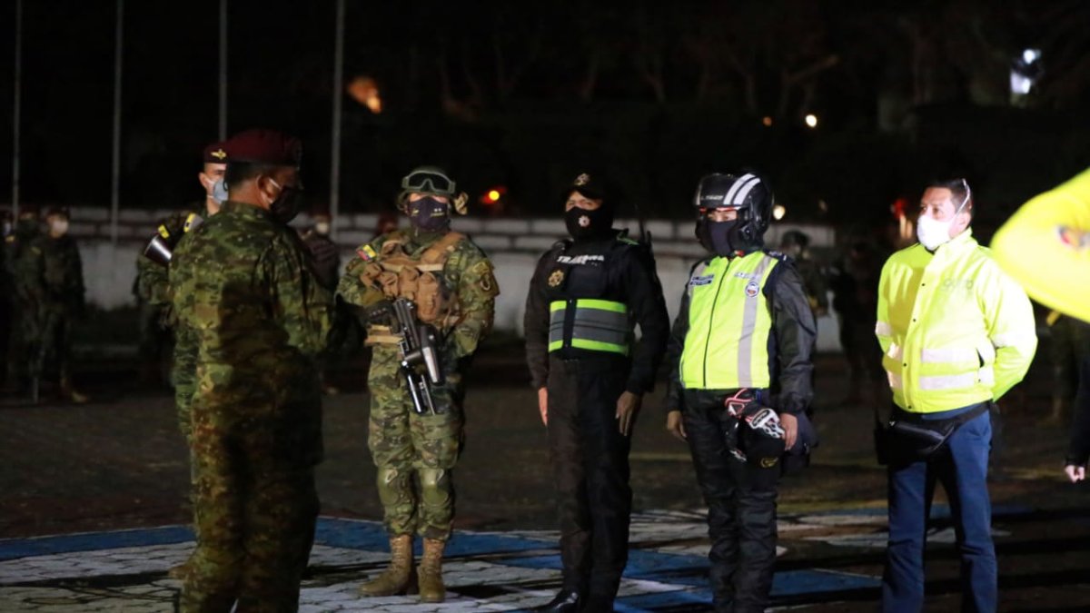 La noche de este jueves unos 250 militares acompañaron a la Policía y Municipio en los controles en el sur de Quito.