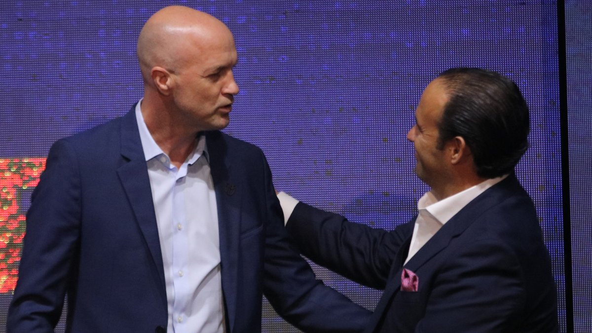 Francisco Egas (d), presidente de la Ecuafútbol, afirmó que con el directorio analaizará la continuidad del seleccionador Jordi Cruyff (i)