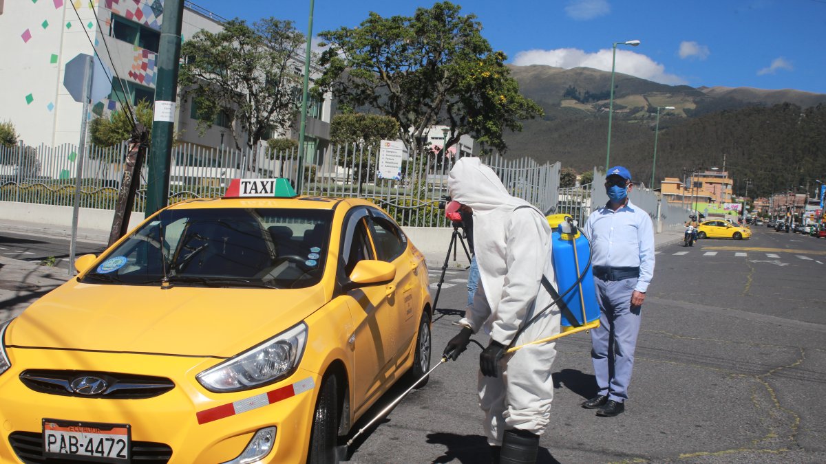Fumigación al ingreso del hospital Pablo Arturo Suárez de Quito.