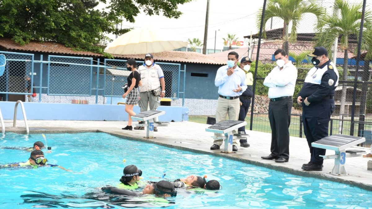 Capacitación. En piscinas, el río y el mar, los agentes selecciones simulan los rescates.