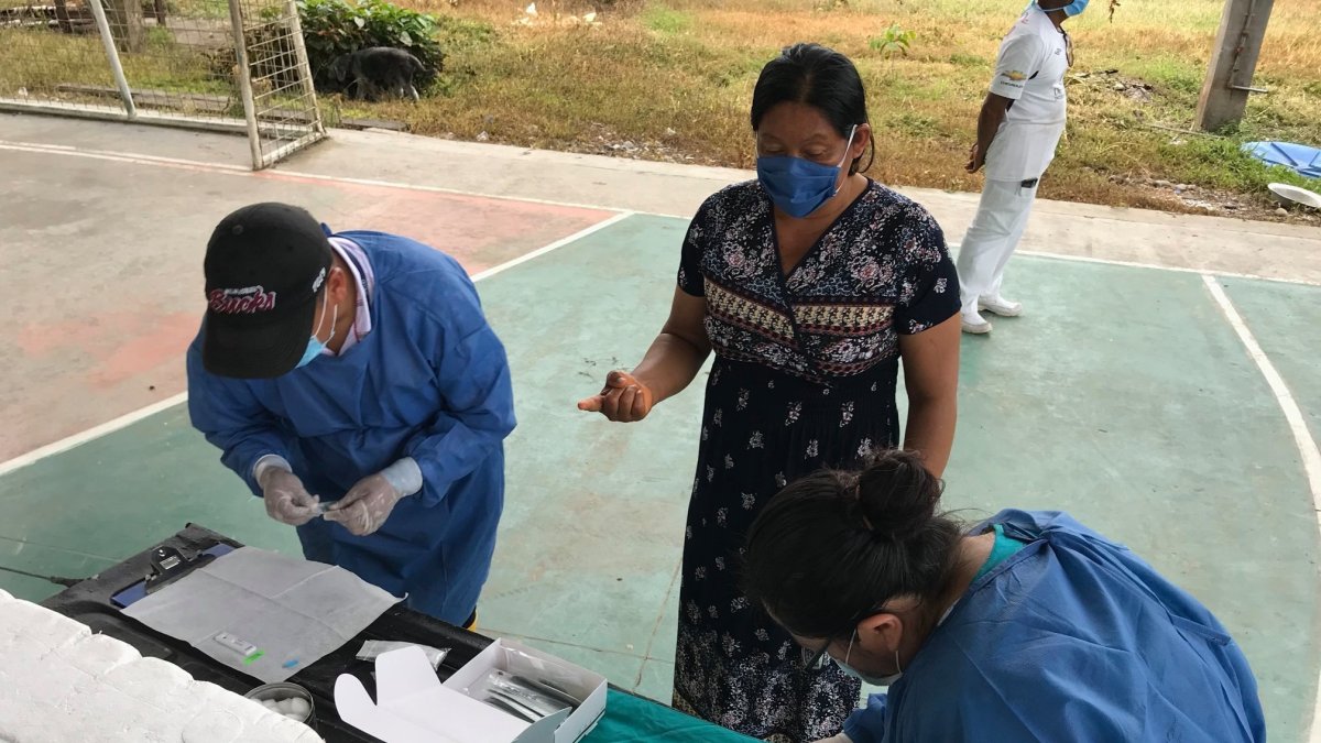 Personal médico realiza controles ante el avance de la Covid-19 en la zona rural de las provincias de Sucumbíos y Orellana