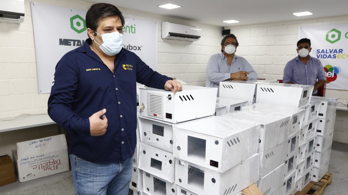 Édgar Landívar, Vicente Adum y Ronny Torres detallan el avance del proyecto de diseño y producción de 200 respiradores artificiales, que prevén concluir en dos semanas.