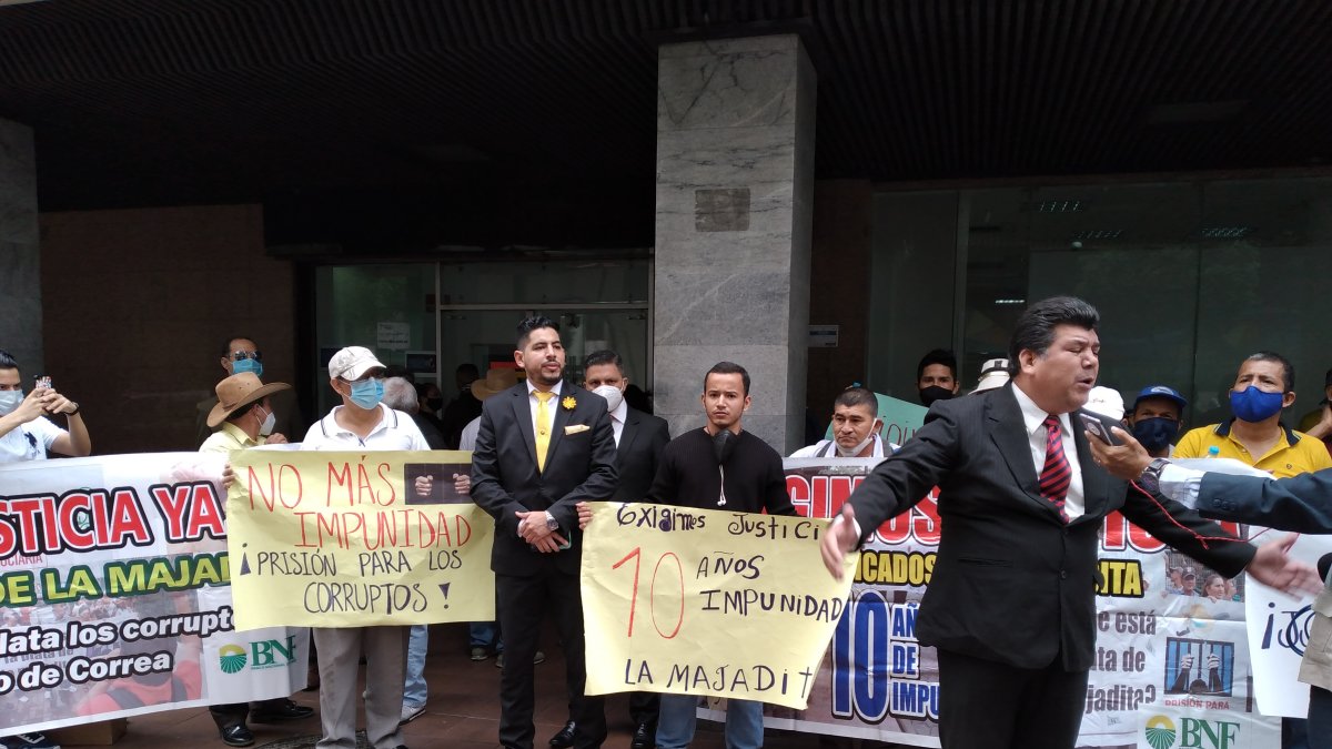 Un grupo de agricultores de la preasociación La Majadita realizó ayer un plantón en las afueras de la Corte Constitucional en Guayaquil.