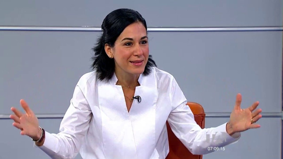 Muñoz cuenta con una Licenciatura en Ciencias Sociales y Políticas, título emitido por la Universidad de Especialidades Espíritu Santo de Guayaquil, Ecuador, en el año 1998.