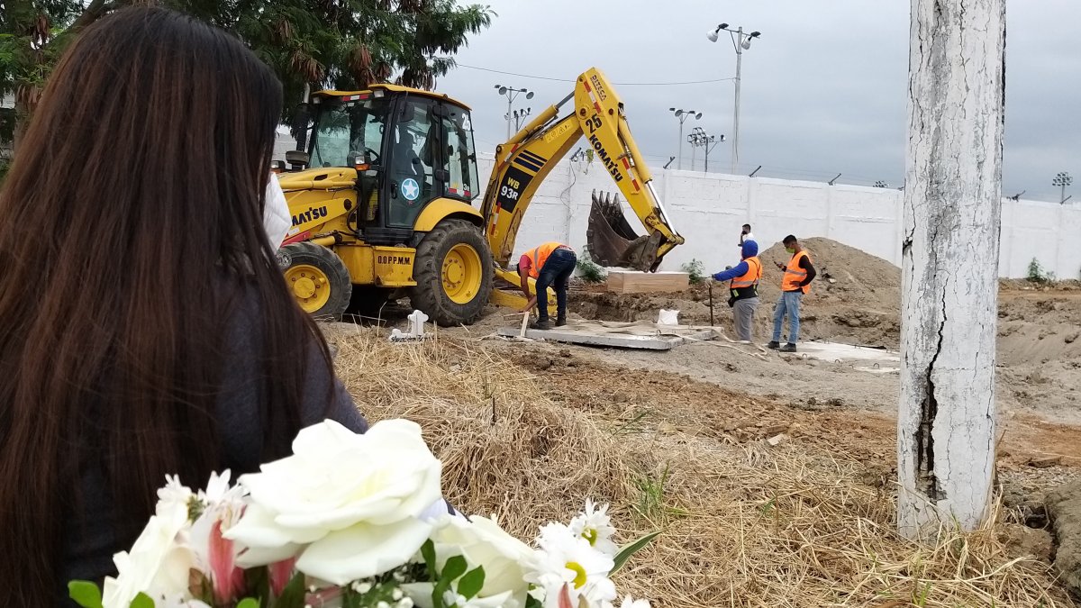 Sepelio. Carolina Solís observa cómo se alista el entierro de su padre en el cementerio municipal del suburbio, la tarde del pasado 16 de julio.