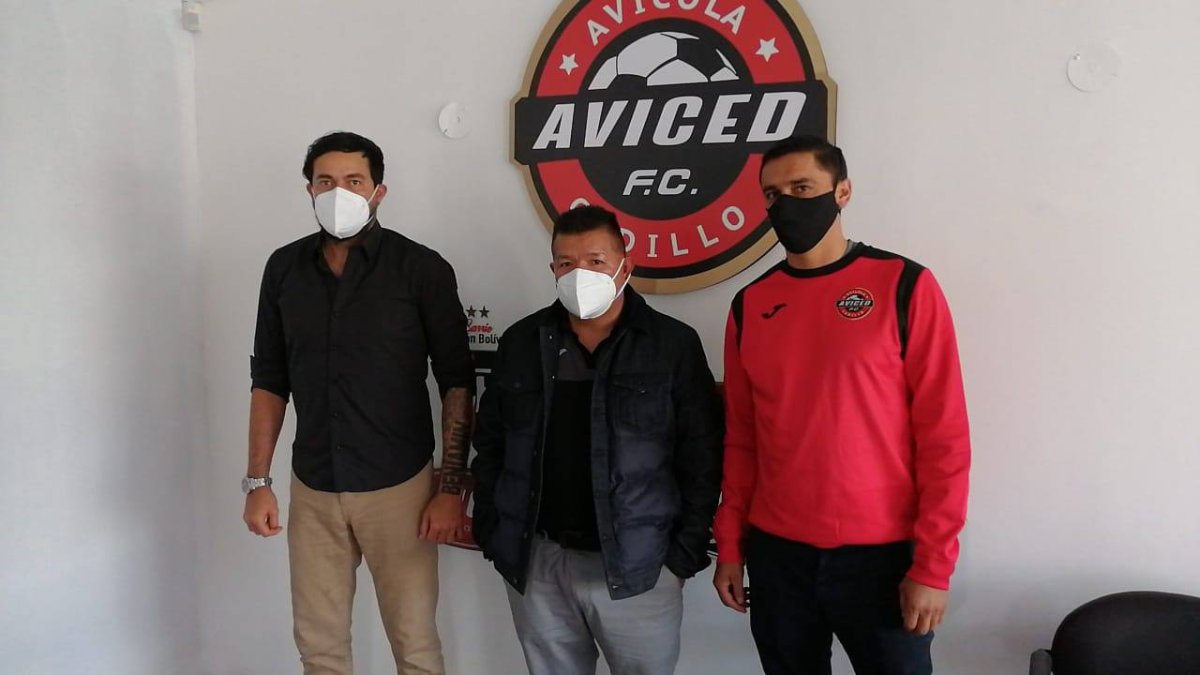 Iván Kaviedes (i) volverá al fútbol para jugar en el Aviced de Cuenca.