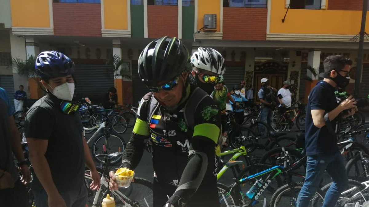 Medidas. Algunos ciclistas hicieron sus recorridos con mascarillas. Todos llevaron alcohol y gel.