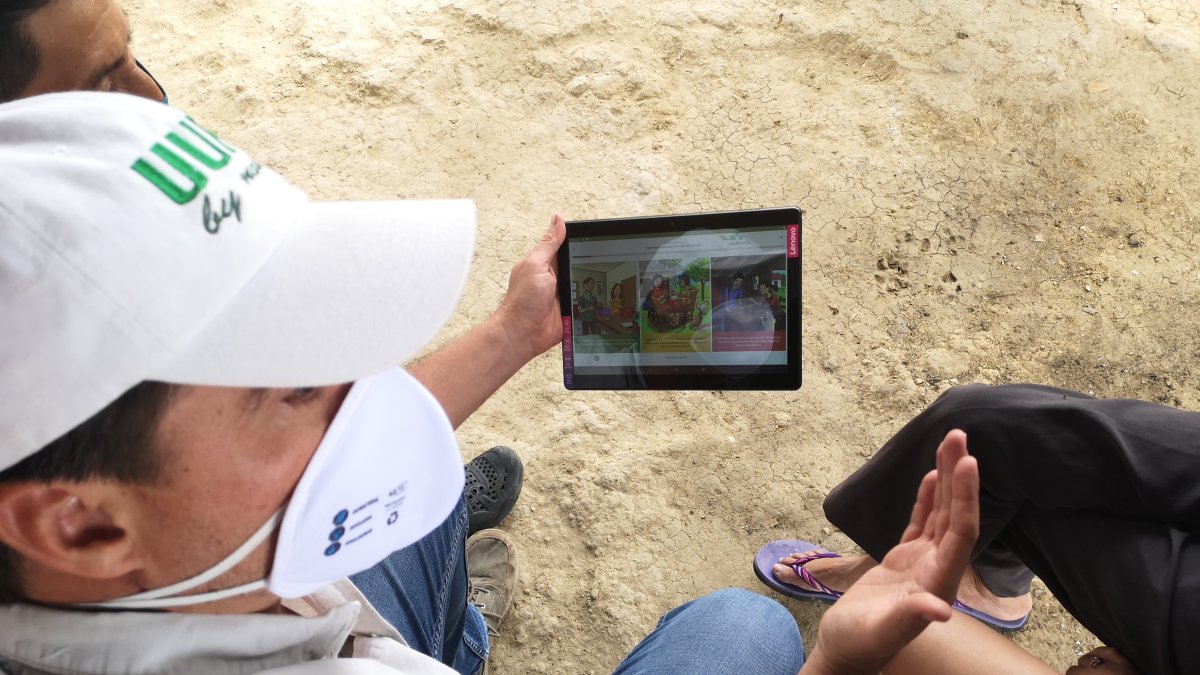 El ministro analizando el programa de responsabilidad social.