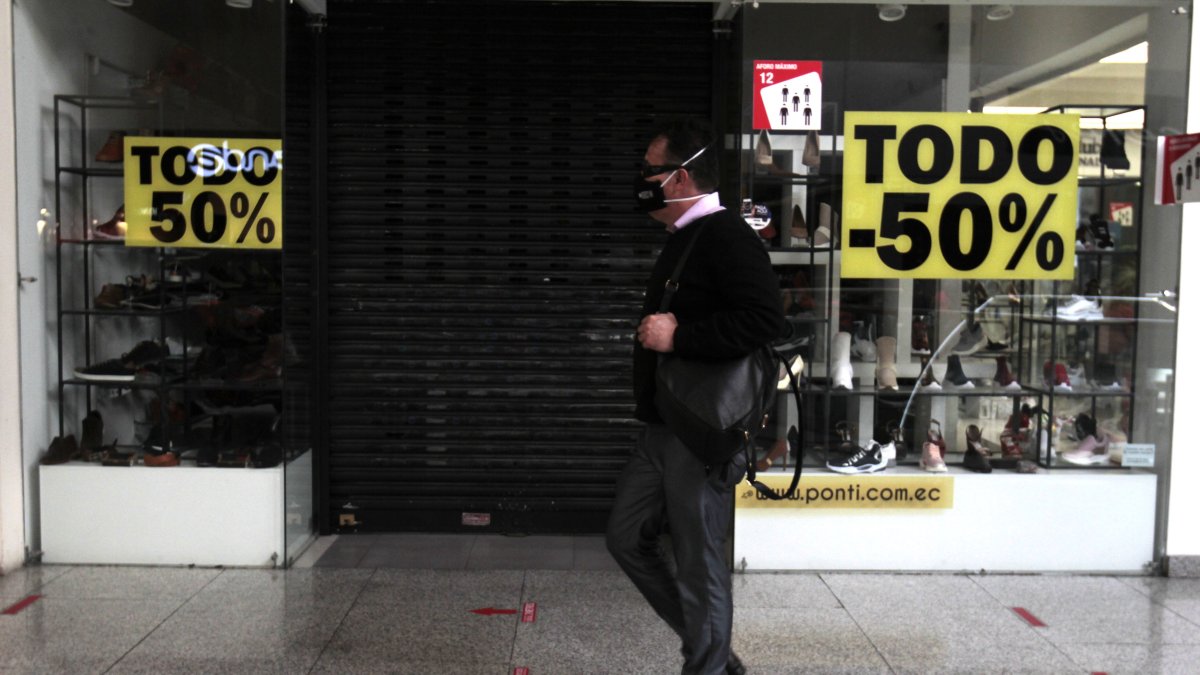 Situación. Locales comerciales han recurrido a promociones y descuentos para atraer a clientes e intentar recuperarse.