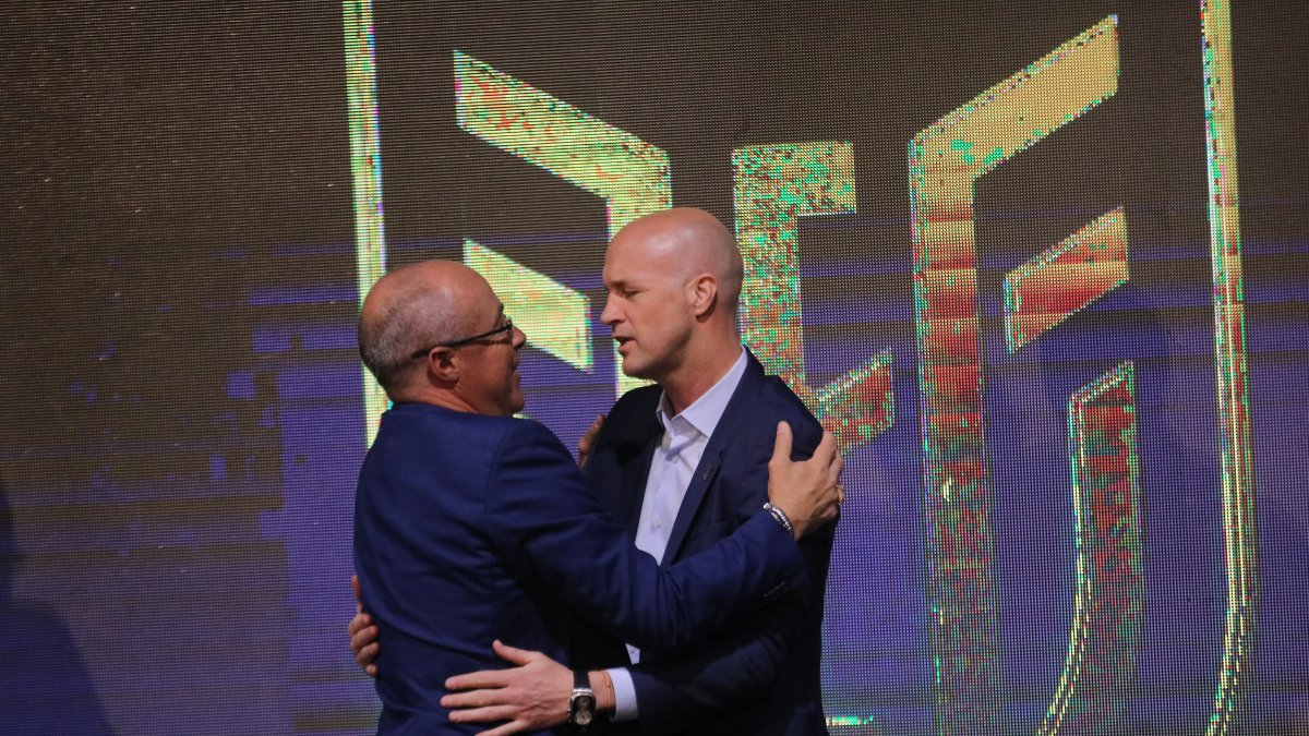 Jordi Cruyff (d) tendría sus días contados como seleccionador de Ecuador tras no regresar al país. Jorge Célico (i) es uno de los nombres que suena para reemplazarlo.