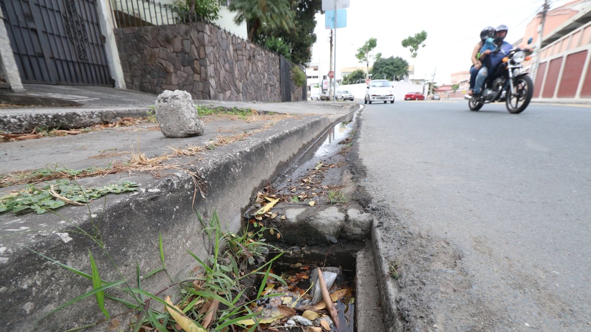 Hecho. Por la falta de la alcantarilla los desperdicios han tapado el ducto.