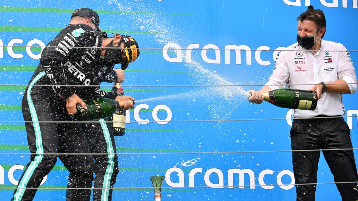 Lewis Hamilton (i) celebra la nueva victoria de Mercedes en el Gran Premio de Hungría.