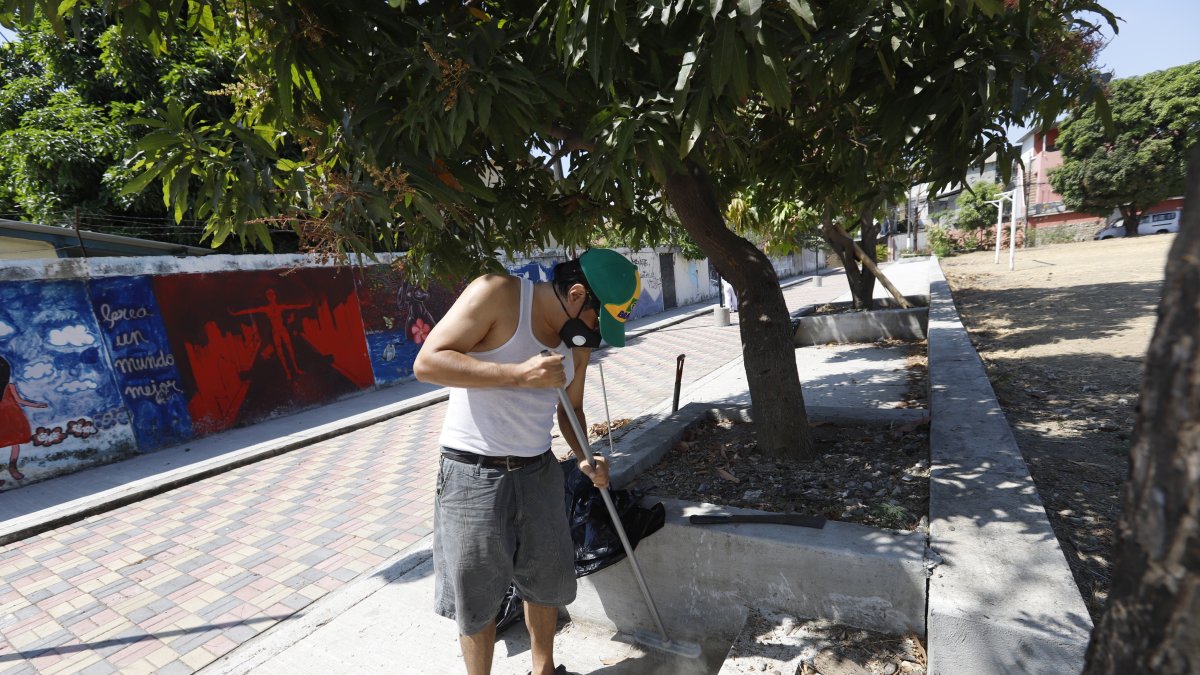 Acción. Moradores realizaron este sábado 18 una minga en las canchas deportivas. Retiraron los desperdicios que se acumulaban en la zona.