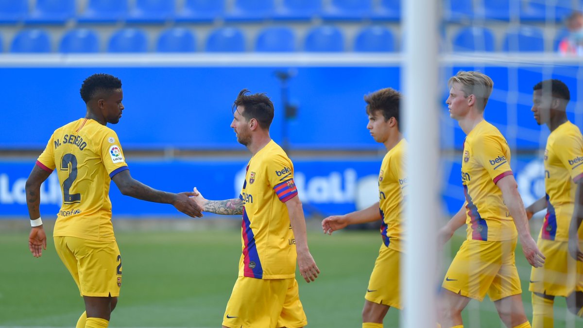 Lionel Messi (segundo desde la izquierda) encabeza la celebración del Barcelona, que sumó una fácil victoria ante el Alaves.
