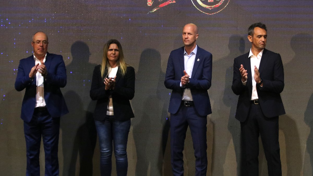 Jordi Cruyff (segundo desde la derecha) fue presentado el 13 de enero de 2020. La mayor parte del tiempo  pasó fuera de nuestro país.