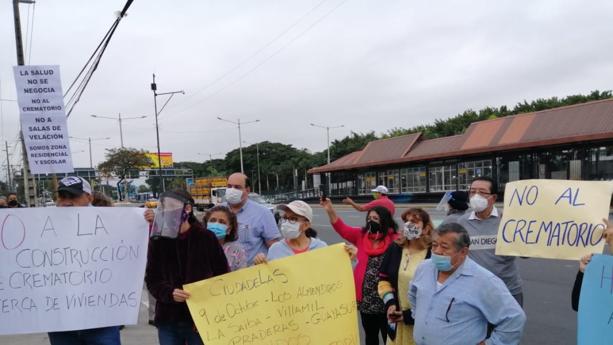 Guayaquil. En la ciudadadela 9 de Octubre, moradores rechazaron la construcción de un crematorio en la zona, pues temen que podría afectar su salud.