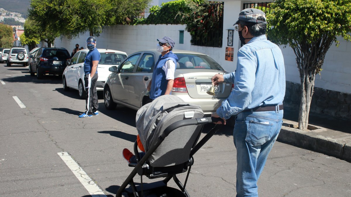 Moradores de California Alta, de Quito, toman medidas de bioseguridad incluso en la separación de la basura.