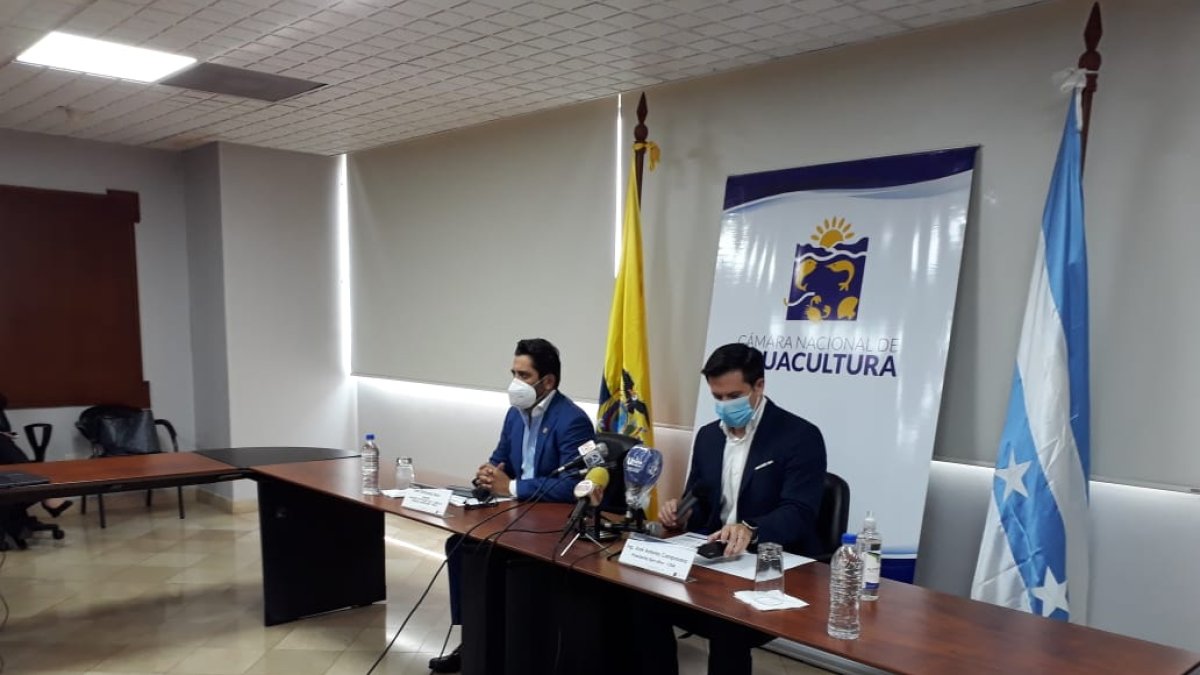 El ministro de Producción Iván Ontaneda y el presidente de la Cámara de Acuacultura, José Antonio Camposano, expusieron la realidad del sector.