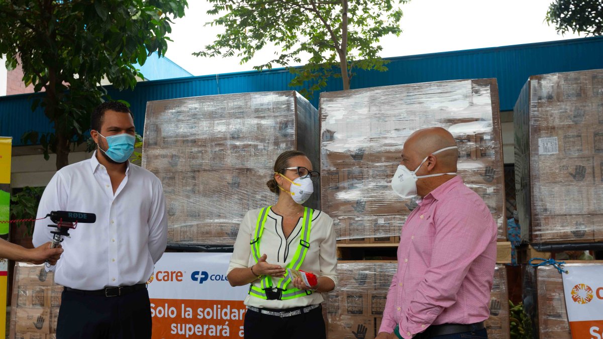 El vicealcalde de Guayaquil, Josue Sánchez recibió la donación de Eloisa Bernal de Colgate Palmolive y Andrés Córdova de CARE Ecuador