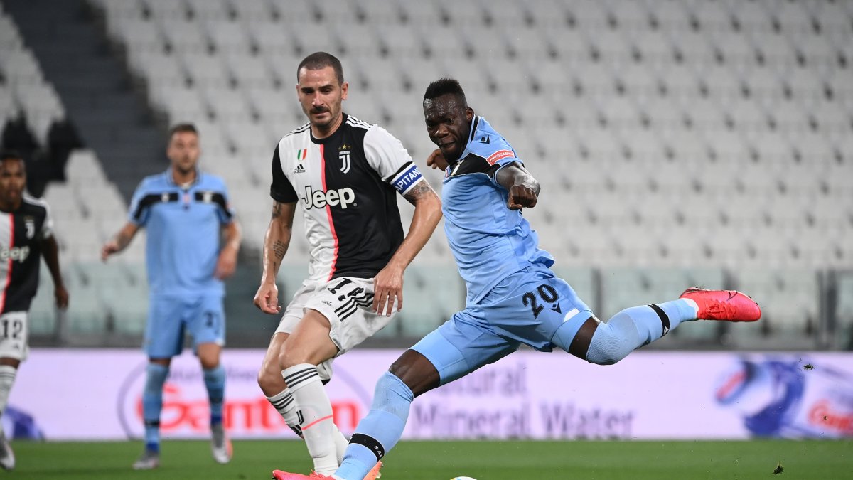 Felipe Caicedo (d), delantero ecuatoriano del Lazio, poco pudo hacer para impedir la caída de su club.