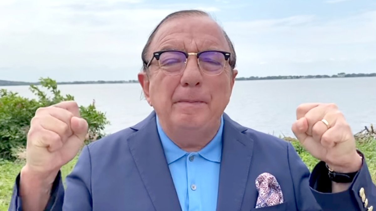 El empresario hizo el anuncio de su precandidatura en redes sociales.