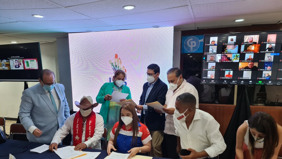 El pasado 8 de julio, ocho organizaciones entre políticas y sociales integraron el frente Unidos por la Esperanzas, entre ellos Compromiso Social y Centro Democrático.