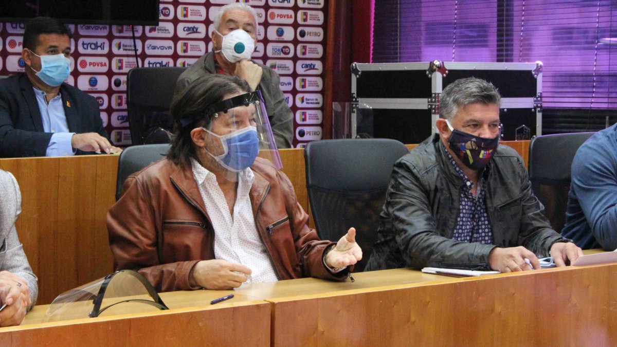 El presidente de la Federación Venezolana de Fútbol,  Jesús Berardinelli (i), en una de las últimas sesiones de su Comité Ejecutivo. Fue detenido en Yarucay, de donde es oriundo