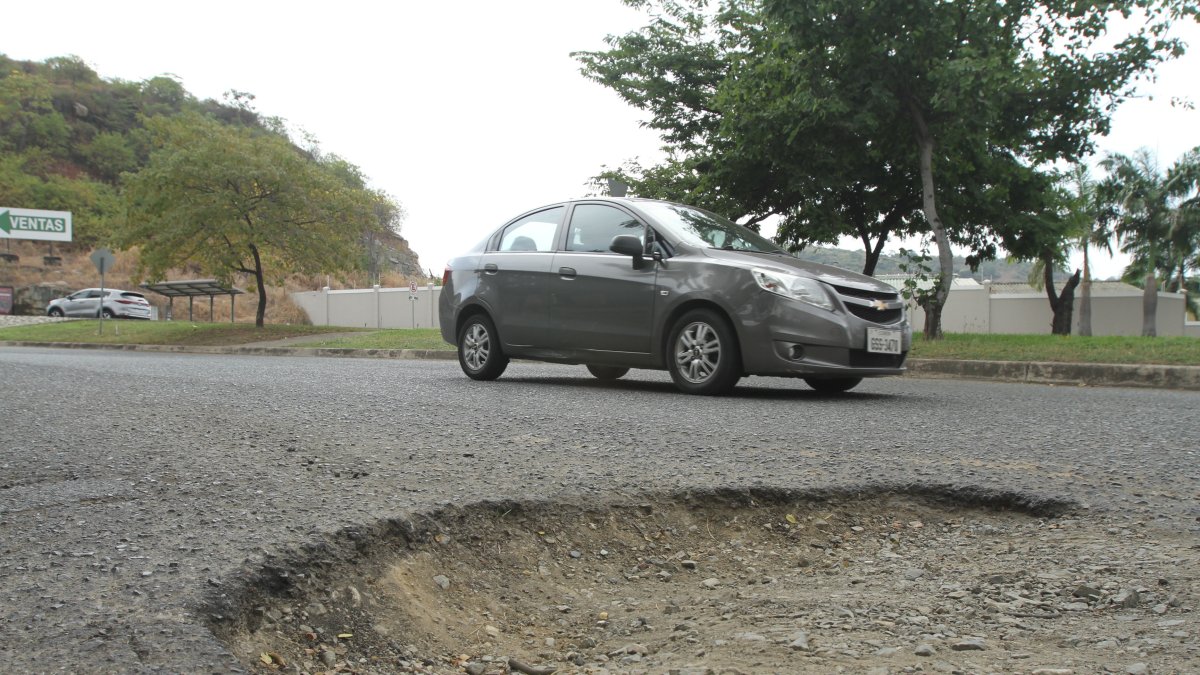 Deterioro. Huecos con tal profundidad, como el que se ve en la imagen, son constantes en las vías externas de  La Joya. En ellos han tenido accidentes sobre todo los motociclistas