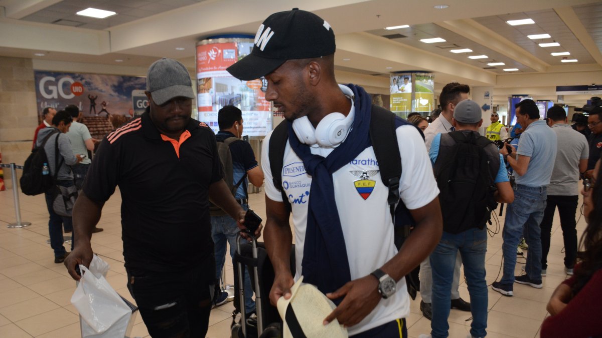 Jefferson Orejuela finalmente se pondría la amarilla.