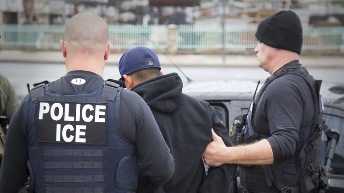 Agentes de la Oficina de Inmigración y Aduanas de Estados Unidos detiene a un indocumentado.